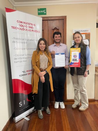 Entrega de certificado de bienvenida a Mucho Mejor Ecuador